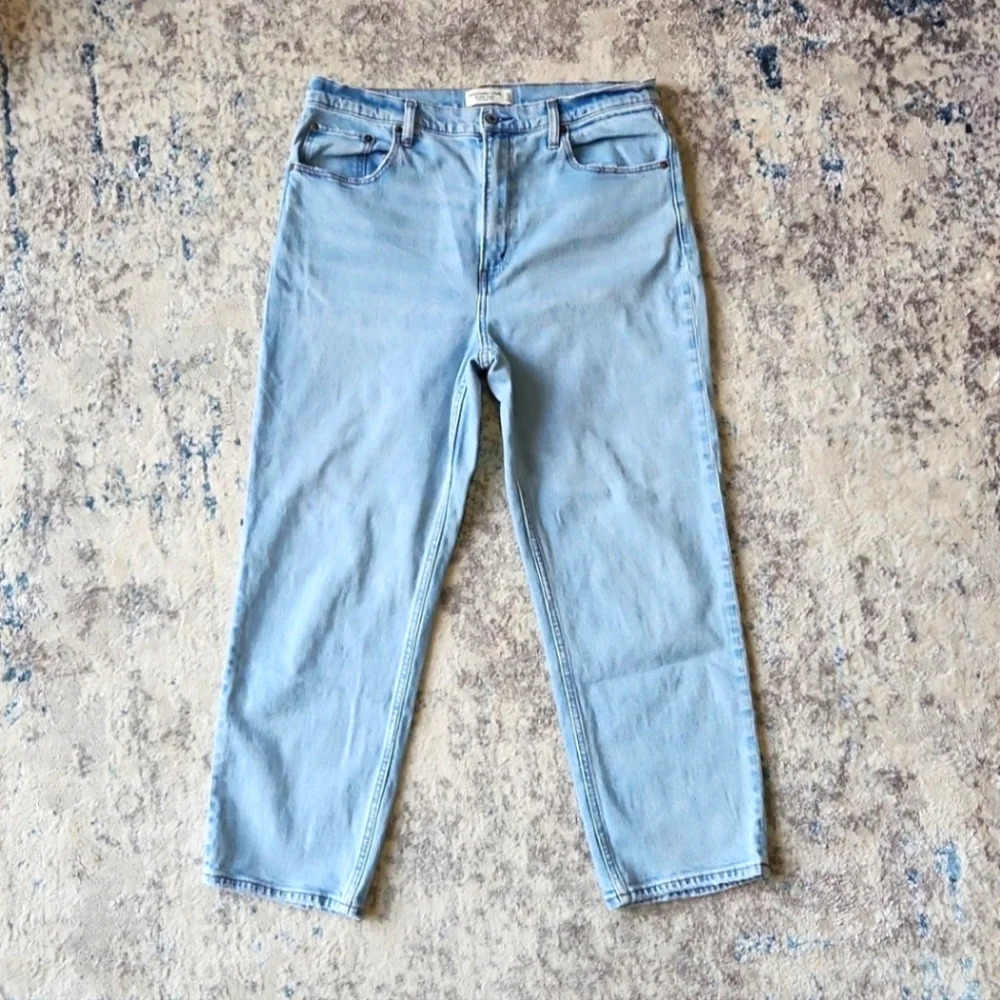 Abercrombie & Fitch Ultra High Rise Ankle Straight Jean